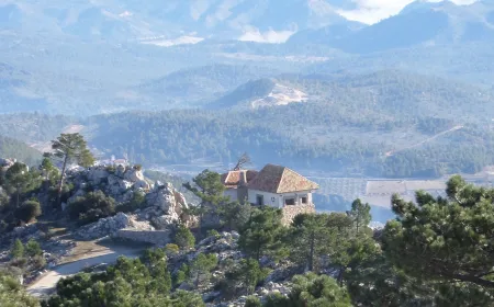 Refugio forestal del monte Ardal.